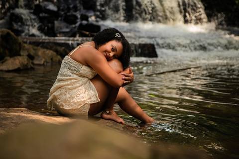 As melhores ideias e inspirações criativas de fotos de ensaio de 15 anos registradas por fotógrafos profissionais de eventos da empresa Criativus Foto e Vídeo na Cachoeira da Brasital em São Roque'