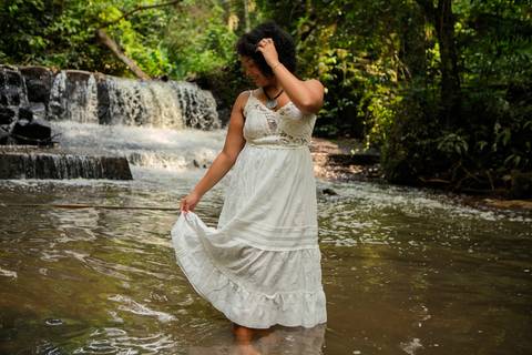 As melhores ideias e inspirações criativas de fotos de ensaio de 15 anos registradas por fotógrafos profissionais de eventos da empresa Criativus Foto e Vídeo na Cachoeira da Brasital em São Roque'