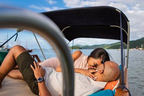 As melhores ideias e inspirações criativas de fotos de ensaio fotográfico de pré casamento registradas por fotógrafos profissionais de eventos da empresa Criativus Foto e Vídeo em Paraty - RJ casal na lancha'