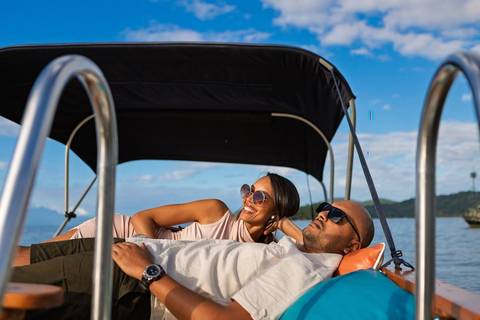 As melhores ideias e inspirações criativas de fotos de ensaio fotográfico de pré casamento registradas por fotógrafos profissionais de eventos da empresa Criativus Foto e Vídeo em Paraty - RJ casal na lancha'