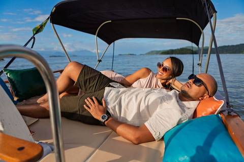 As melhores ideias e inspirações criativas de fotos de ensaio fotográfico de pré casamento registradas por fotógrafos profissionais de eventos da empresa Criativus Foto e Vídeo em Paraty - RJ casal na lancha'