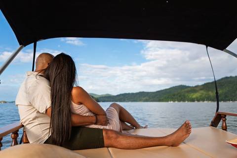 As melhores ideias e inspirações criativas de fotos de ensaio fotográfico de pré casamento registradas por fotógrafos profissionais de eventos da empresa Criativus Foto e Vídeo em Paraty - RJ casal na lancha'