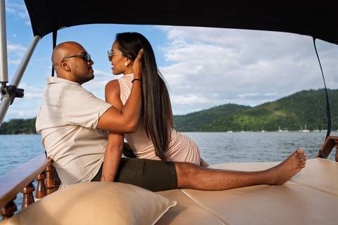 As melhores ideias e inspirações criativas de fotos de ensaio fotográfico de pré casamento registradas por fotógrafos profissionais de eventos da empresa Criativus Foto e Vídeo em Paraty - RJ casal na lancha'