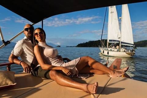 As melhores ideias e inspirações criativas de fotos de ensaio fotográfico de pré casamento registradas por fotógrafos profissionais de eventos da empresa Criativus Foto e Vídeo em Paraty - RJ casal na lancha'