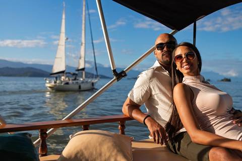 As melhores ideias e inspirações criativas de fotos de ensaio fotográfico de pré casamento registradas por fotógrafos profissionais de eventos da empresa Criativus Foto e Vídeo em Paraty - RJ casal na lancha'