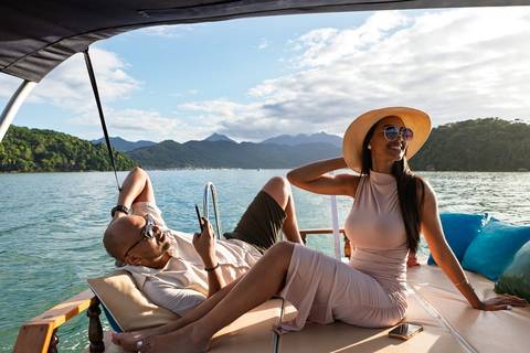 As melhores ideias e inspirações criativas de fotos de ensaio fotográfico de pré casamento registradas por fotógrafos profissionais de eventos da empresa Criativus Foto e Vídeo em Paraty - RJ casal na lancha'