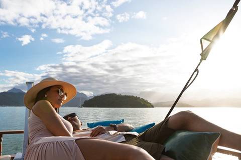 As melhores ideias e inspirações criativas de fotos de ensaio fotográfico de pré casamento registradas por fotógrafos profissionais de eventos da empresa Criativus Foto e Vídeo em Paraty - RJ casal na lancha'