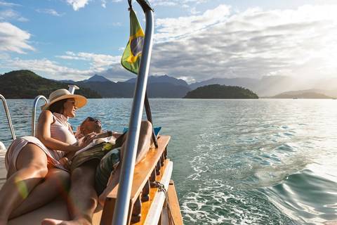 As melhores ideias e inspirações criativas de fotos de ensaio fotográfico de pré casamento registradas por fotógrafos profissionais de eventos da empresa Criativus Foto e Vídeo em Paraty - RJ casal na lancha'