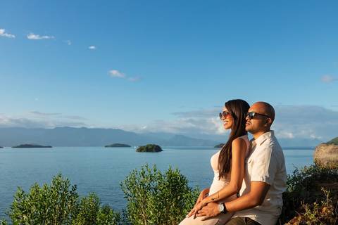 As melhores ideias e inspirações criativas de fotos de ensaio fotográfico de pré casamento registradas por fotógrafos profissionais de eventos da empresa Criativus Foto e Vídeo em Paraty - RJ casal na ilha do canhão'