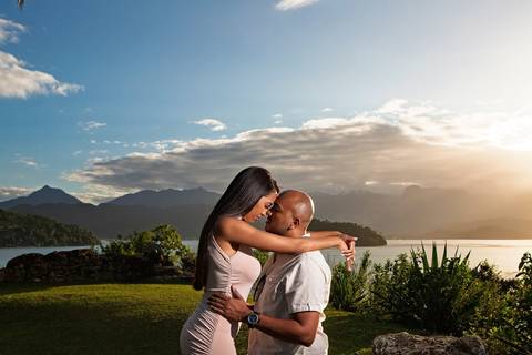 As melhores ideias e inspirações criativas de fotos de ensaio fotográfico de pré casamento registradas por fotógrafos profissionais de eventos da empresa Criativus Foto e Vídeo em Paraty - RJ casal na ilha do canhão'