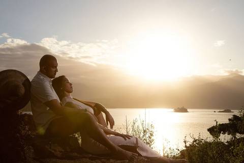 As melhores ideias e inspirações criativas de fotos de ensaio fotográfico de pré casamento registradas por fotógrafos profissionais de eventos da empresa Criativus Foto e Vídeo em Paraty - RJ casal na ilha do canhão'