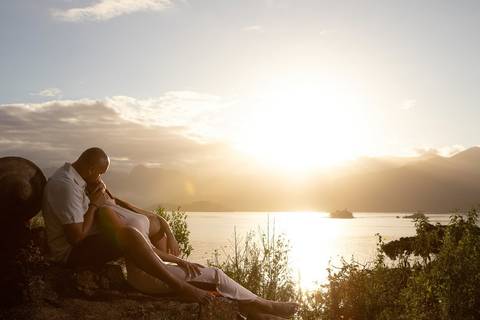 As melhores ideias e inspirações criativas de fotos de ensaio fotográfico de pré casamento registradas por fotógrafos profissionais de eventos da empresa Criativus Foto e Vídeo em Paraty - RJ casal na ilha do canhão'