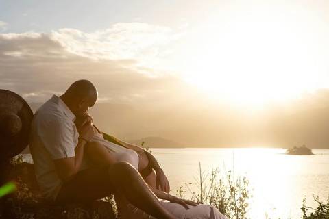 As melhores ideias e inspirações criativas de fotos de ensaio fotográfico de pré casamento registradas por fotógrafos profissionais de eventos da empresa Criativus Foto e Vídeo em Paraty - RJ casal na ilha do canhão'