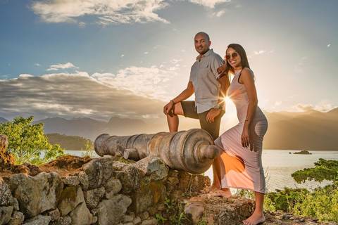 As melhores ideias e inspirações criativas de fotos de ensaio fotográfico de pré casamento registradas por fotógrafos profissionais de eventos da empresa Criativus Foto e Vídeo em Paraty - RJ casal na ilha do canhão'