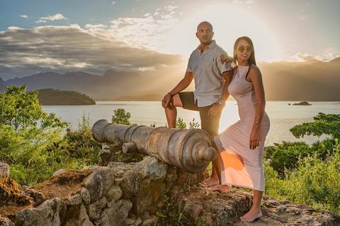 As melhores ideias e inspirações criativas de fotos de ensaio fotográfico de pré casamento registradas por fotógrafos profissionais de eventos da empresa Criativus Foto e Vídeo em Paraty - RJ casal na ilha do canhão'