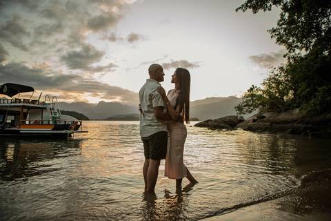 As melhores ideias e inspirações criativas de fotos de ensaio fotográfico de pré casamento registradas por fotógrafos profissionais de eventos da empresa Criativus Foto e Vídeo em Paraty - RJ casal na ilha do canhão'