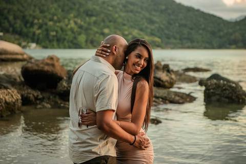 As melhores ideias e inspirações criativas de fotos de ensaio fotográfico de pré casamento registradas por fotógrafos profissionais de eventos da empresa Criativus Foto e Vídeo em Paraty - RJ casal na ilha do canhão'