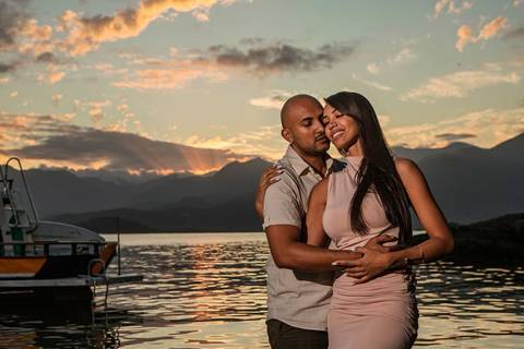 As melhores ideias e inspirações criativas de fotos de ensaio fotográfico de pré casamento registradas por fotógrafos profissionais de eventos da empresa Criativus Foto e Vídeo em Paraty - RJ casal na ilha do canhão'