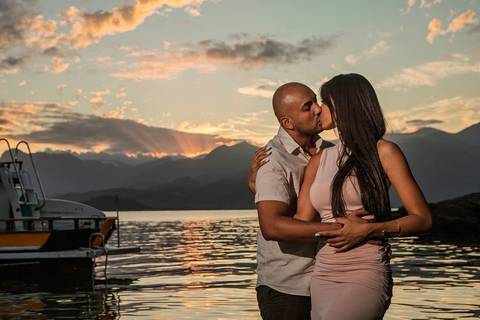 As melhores ideias e inspirações criativas de fotos de ensaio fotográfico de pré casamento registradas por fotógrafos profissionais de eventos da empresa Criativus Foto e Vídeo em Paraty - RJ casal na ilha do canhão'
