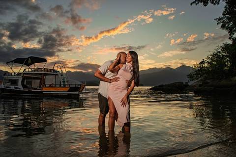 As melhores ideias e inspirações criativas de fotos de ensaio fotográfico de pré casamento registradas por fotógrafos profissionais de eventos da empresa Criativus Foto e Vídeo em Paraty - RJ casal na ilha do canhão'