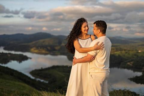 As melhores ideias e inspirações criativas de fotos de ensaio pré casamento registradas por fotógrafos profissionais de eventos da empresa Criativus Foto e Vídeo no Morro do Capuava'