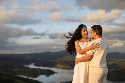 As melhores ideias e inspirações criativas de fotos de ensaio pré casamento registradas por fotógrafos profissionais de eventos da empresa Criativus Foto e Vídeo no Morro do Capuava'