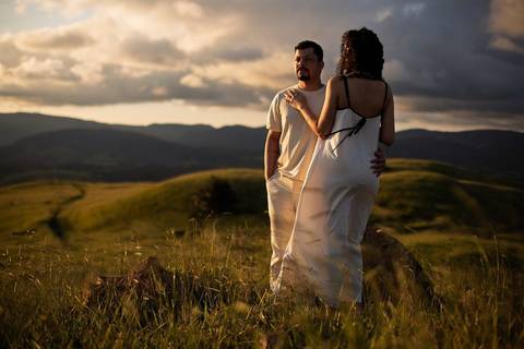As melhores ideias e inspirações criativas de fotos de ensaio pré casamento registradas por fotógrafos profissionais de eventos da empresa Criativus Foto e Vídeo no Morro do Capuava'