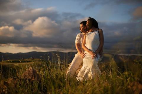 As melhores ideias e inspirações criativas de fotos de ensaio pré casamento registradas por fotógrafos profissionais de eventos da empresa Criativus Foto e Vídeo no Morro do Capuava'