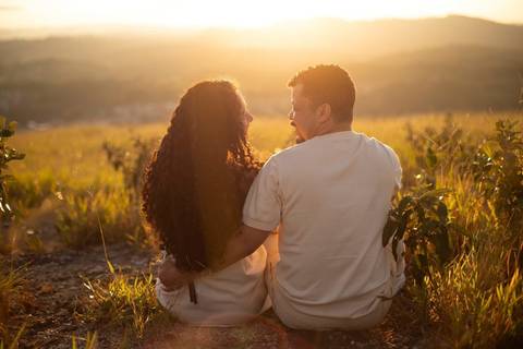 As melhores ideias e inspirações criativas de fotos de ensaio pré casamento registradas por fotógrafos profissionais de eventos da empresa Criativus Foto e Vídeo no Morro do Capuava'