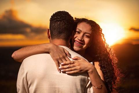 As melhores ideias e inspirações criativas de fotos de ensaio pré casamento registradas por fotógrafos profissionais de eventos da empresa Criativus Foto e Vídeo no Morro do Capuava'