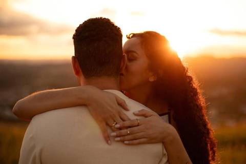 As melhores ideias e inspirações criativas de fotos de ensaio pré casamento registradas por fotógrafos profissionais de eventos da empresa Criativus Foto e Vídeo no Morro do Capuava'