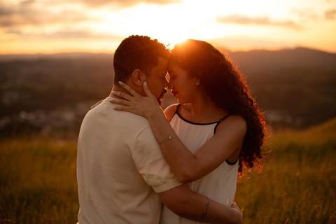 As melhores ideias e inspirações criativas de fotos de ensaio pré casamento registradas por fotógrafos profissionais de eventos da empresa Criativus Foto e Vídeo no Morro do Capuava'