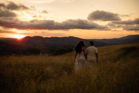 As melhores ideias e inspirações criativas de fotos de ensaio pré casamento registradas por fotógrafos profissionais de eventos da empresa Criativus Foto e Vídeo no Morro do Capuava'