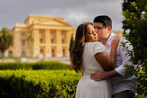 As melhores ideias e inspirações criativas de fotos de ensaio pré casamento registradas por fotógrafos profissionais de eventos da empresa Criativus Foto e Vídeo no Museu do Ipiranga'