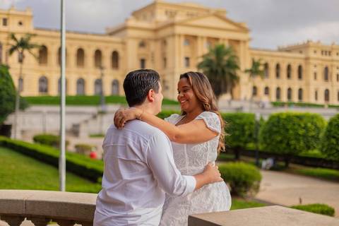 As melhores ideias e inspirações criativas de fotos de ensaio pré casamento registradas por fotógrafos profissionais de eventos da empresa Criativus Foto e Vídeo no Museu do Ipiranga'