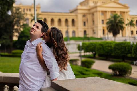 As melhores ideias e inspirações criativas de fotos de ensaio pré casamento registradas por fotógrafos profissionais de eventos da empresa Criativus Foto e Vídeo no Museu do Ipiranga'