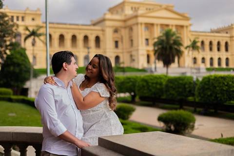 As melhores ideias e inspirações criativas de fotos de ensaio pré casamento registradas por fotógrafos profissionais de eventos da empresa Criativus Foto e Vídeo no Museu do Ipiranga'