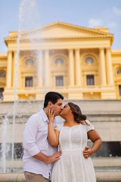 As melhores ideias e inspirações criativas de fotos de ensaio pré casamento registradas por fotógrafos profissionais de eventos da empresa Criativus Foto e Vídeo no Museu do Ipiranga'