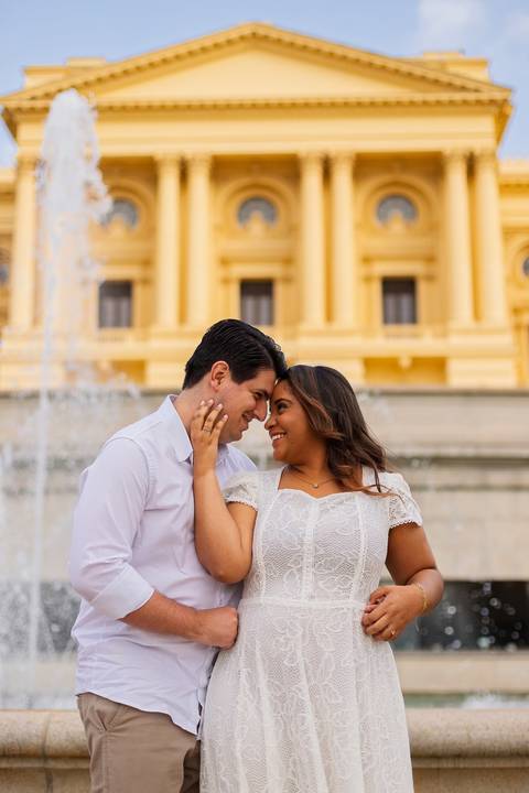 As melhores ideias e inspirações criativas de fotos de ensaio pré casamento registradas por fotógrafos profissionais de eventos da empresa Criativus Foto e Vídeo no Museu do Ipiranga'