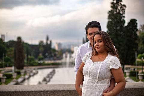 As melhores ideias e inspirações criativas de fotos de ensaio pré casamento registradas por fotógrafos profissionais de eventos da empresa Criativus Foto e Vídeo no Museu do Ipiranga'