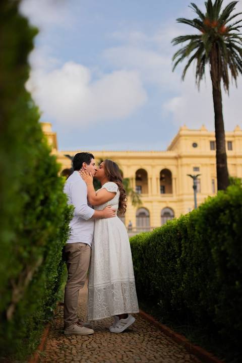 As melhores ideias e inspirações criativas de fotos de ensaio pré casamento registradas por fotógrafos profissionais de eventos da empresa Criativus Foto e Vídeo no Museu do Ipiranga'