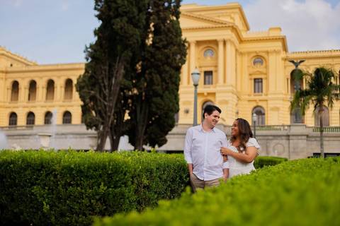 As melhores ideias e inspirações criativas de fotos de ensaio pré casamento registradas por fotógrafos profissionais de eventos da empresa Criativus Foto e Vídeo no Museu do Ipiranga'