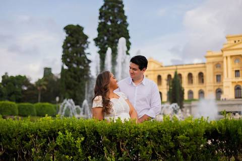 As melhores ideias e inspirações criativas de fotos de ensaio pré casamento registradas por fotógrafos profissionais de eventos da empresa Criativus Foto e Vídeo no Museu do Ipiranga'