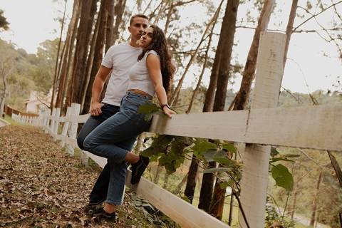 As melhores ideias e inspirações criativas de fotos de ensaio pré casamento registradas por fotógrafos profissionais de eventos da empresa Criativus Foto e Vídeo na Aldeia da Serra'