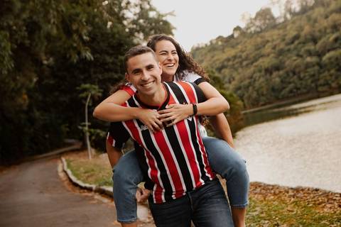 As melhores ideias e inspirações criativas de fotos de ensaio pré casamento registradas por fotógrafos profissionais de eventos da empresa Criativus Foto e Vídeo na Aldeia da Serra'