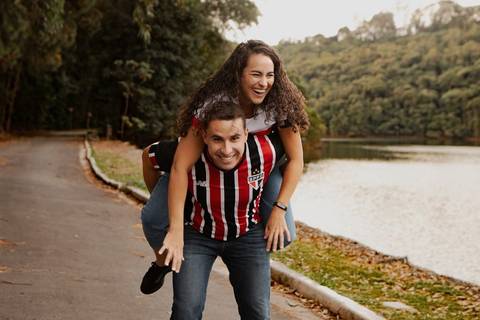 As melhores ideias e inspirações criativas de fotos de ensaio pré casamento registradas por fotógrafos profissionais de eventos da empresa Criativus Foto e Vídeo na Aldeia da Serra'