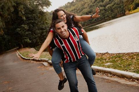 As melhores ideias e inspirações criativas de fotos de ensaio pré casamento registradas por fotógrafos profissionais de eventos da empresa Criativus Foto e Vídeo na Aldeia da Serra'