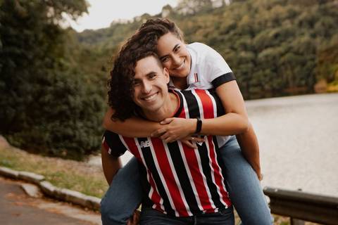 As melhores ideias e inspirações criativas de fotos de ensaio pré casamento registradas por fotógrafos profissionais de eventos da empresa Criativus Foto e Vídeo na Aldeia da Serra'