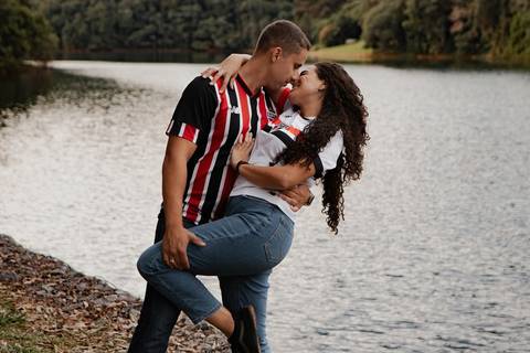 As melhores ideias e inspirações criativas de fotos de ensaio pré casamento registradas por fotógrafos profissionais de eventos da empresa Criativus Foto e Vídeo na Aldeia da Serra'