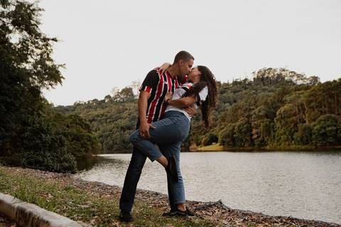 As melhores ideias e inspirações criativas de fotos de ensaio pré casamento registradas por fotógrafos profissionais de eventos da empresa Criativus Foto e Vídeo na Aldeia da Serra'